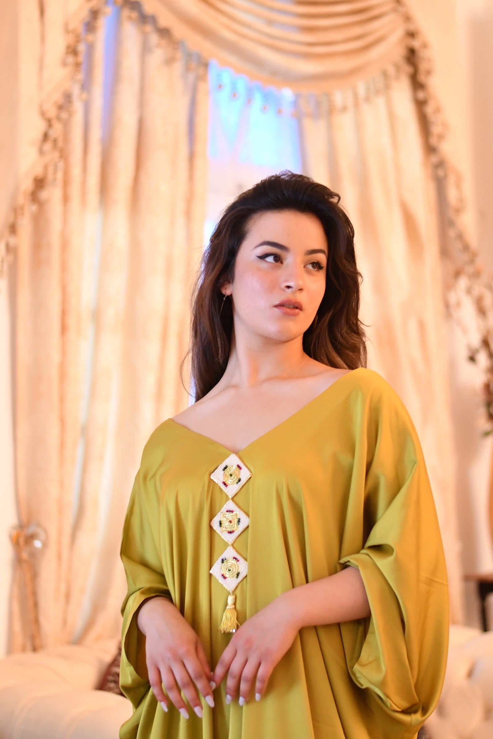 Caftan en satin de soie de très haute qualité - Image 3