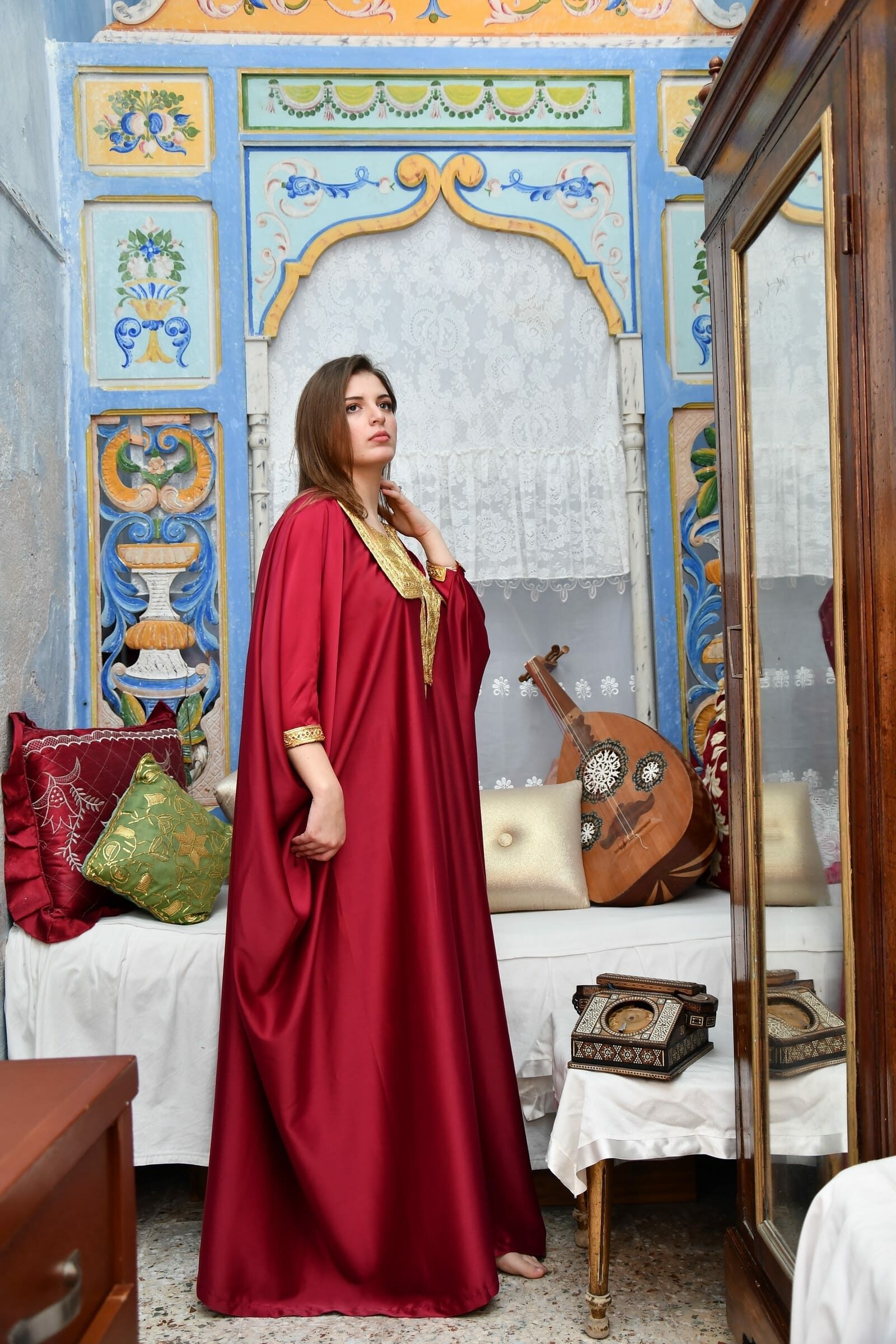 Caftan satin de soie brodé En rouge