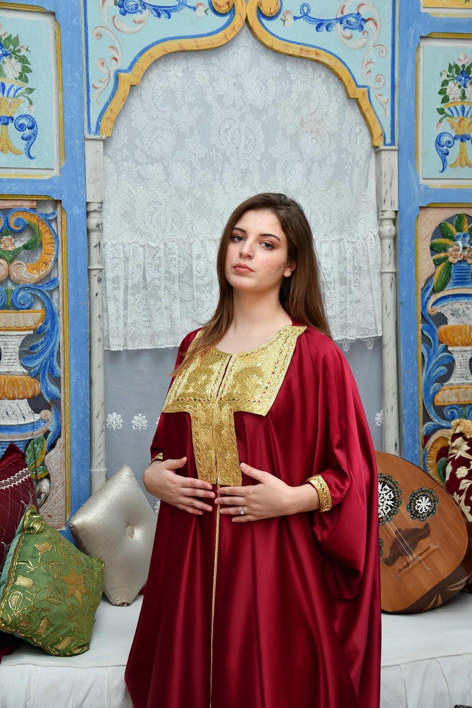 Caftan satin de soie brodé En rouge - Image 2