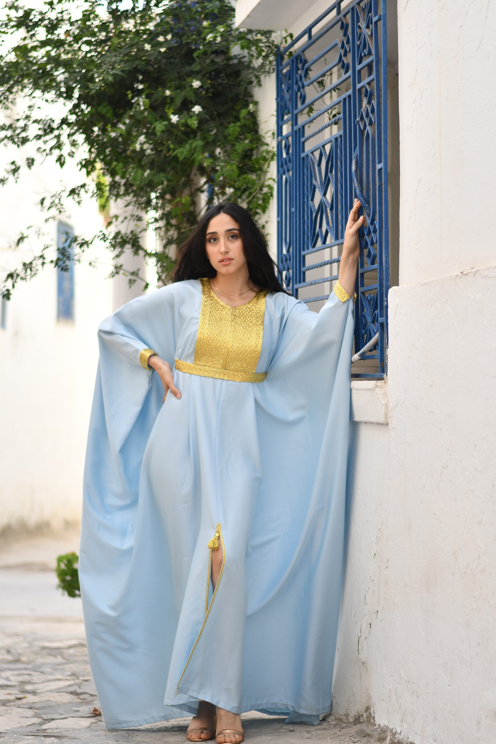 Caftan satin de soie brodé En bleu ciel - Image 3