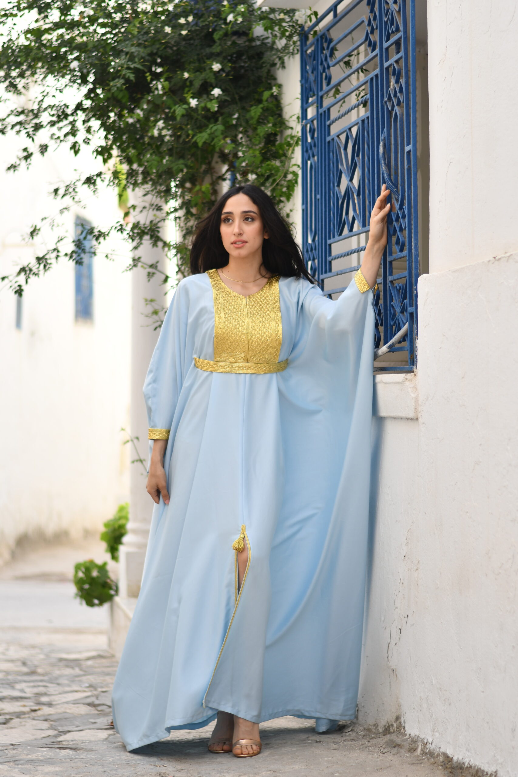 Caftan satin de soie brodé En bleu ciel - Image 4