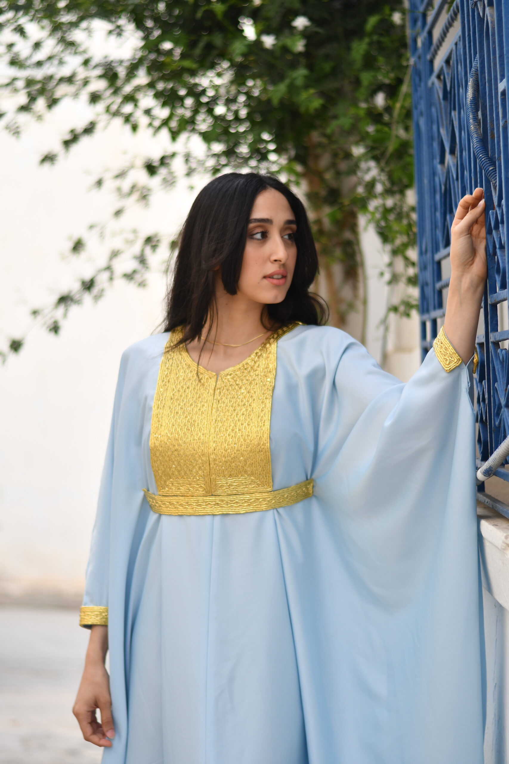 Caftan satin de soie brodé En bleu ciel - Image 2