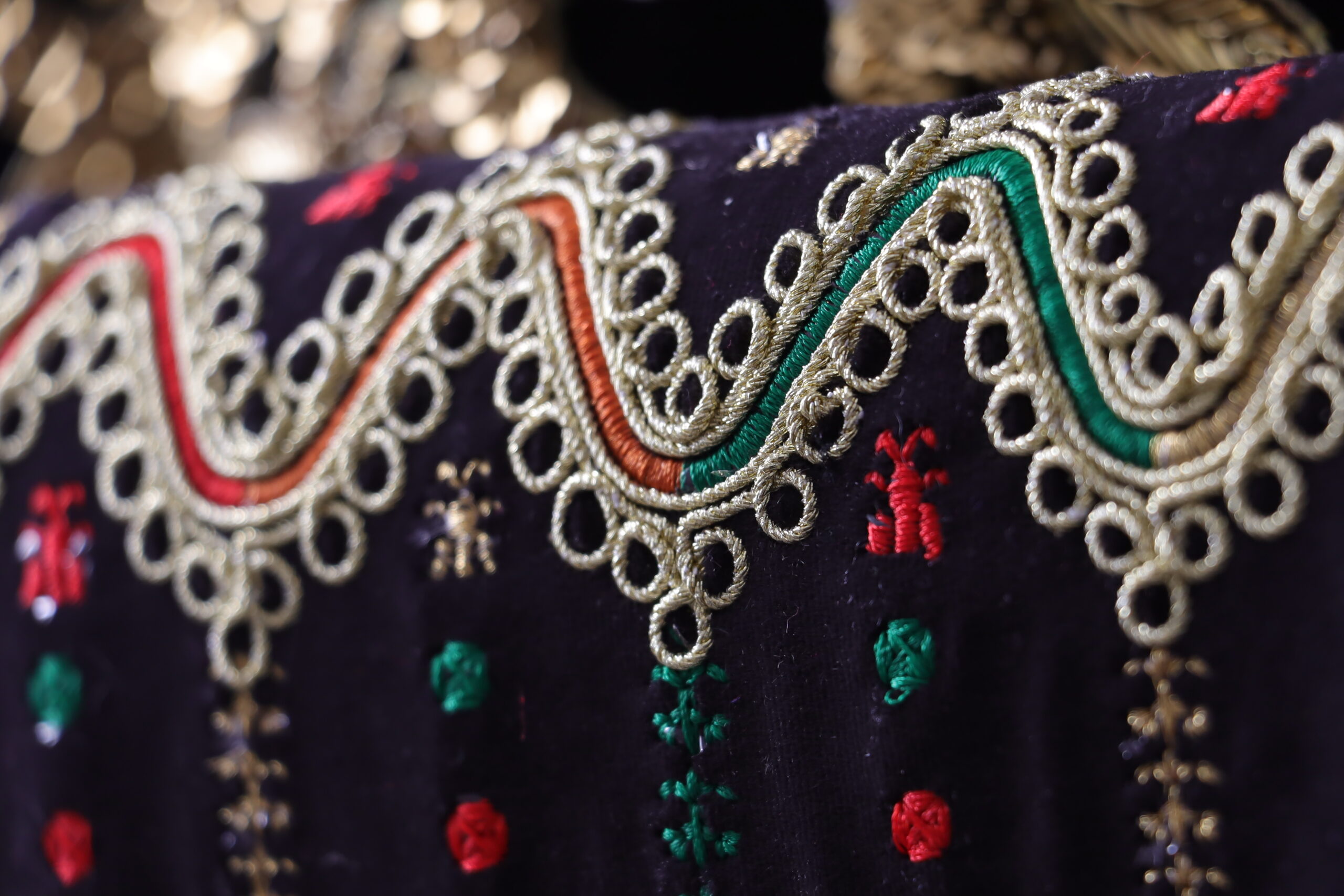 black embroidered bag with takhlila theme - Image 3