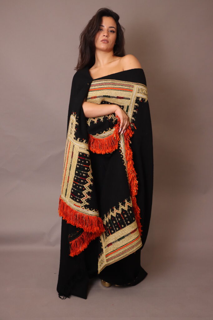 HISTOIRE AVANT 15 ANS Son origine remonte à un habit traditionnel Tunisien de Mahdia, porté lors des mariages et symbole d'authenticité et de raffinement. Une pièce ancestrale, au caractère unique et à l'histoire profonde, brodée de fil d'argent doré et de soie qui lui confère toute sa valeur et sa beauté.Autrefois, la “TAKHLILA” passait de voisine en voisine de grandes occasions comme un symbole de partage, de convivialité . C'est là que nous nous sommes dit pourquoi ne pas lui redonner vie... C'est ainsi qu'est née la marque TAKHLILA un projet qui préserve Le patrimoine mahdois en Tunisiens tout en lui insufflant une touche contemporaine. C’est de cet héritage qu’est née TAKHLILA : une marque qui préserve ce patrimoine mahdois, en lui insufflant l’élégance contemporaine.