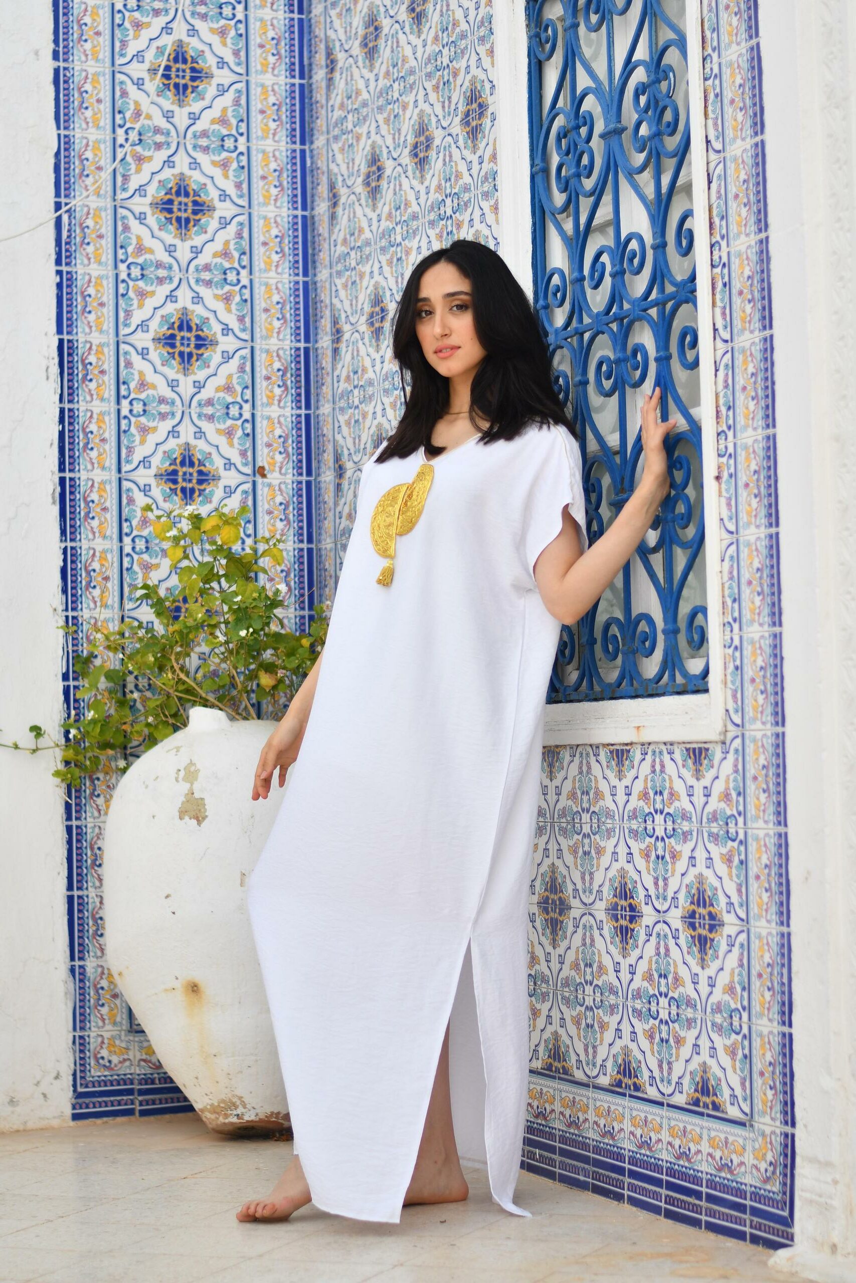 White dress - embroidered with gold and silver threads - Image 3