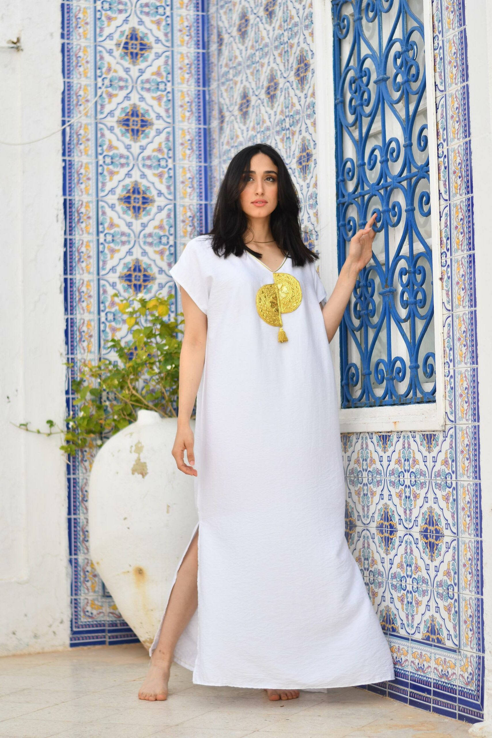 White dress - embroidered with gold and silver threads - Image 2